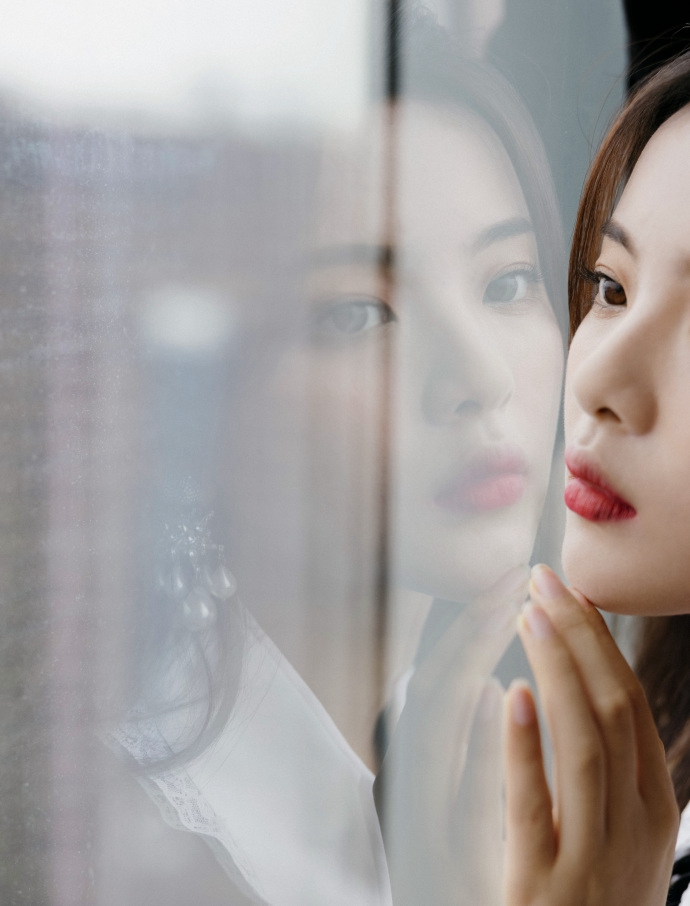 杨超越娃娃领连衣裙摩登复古写真