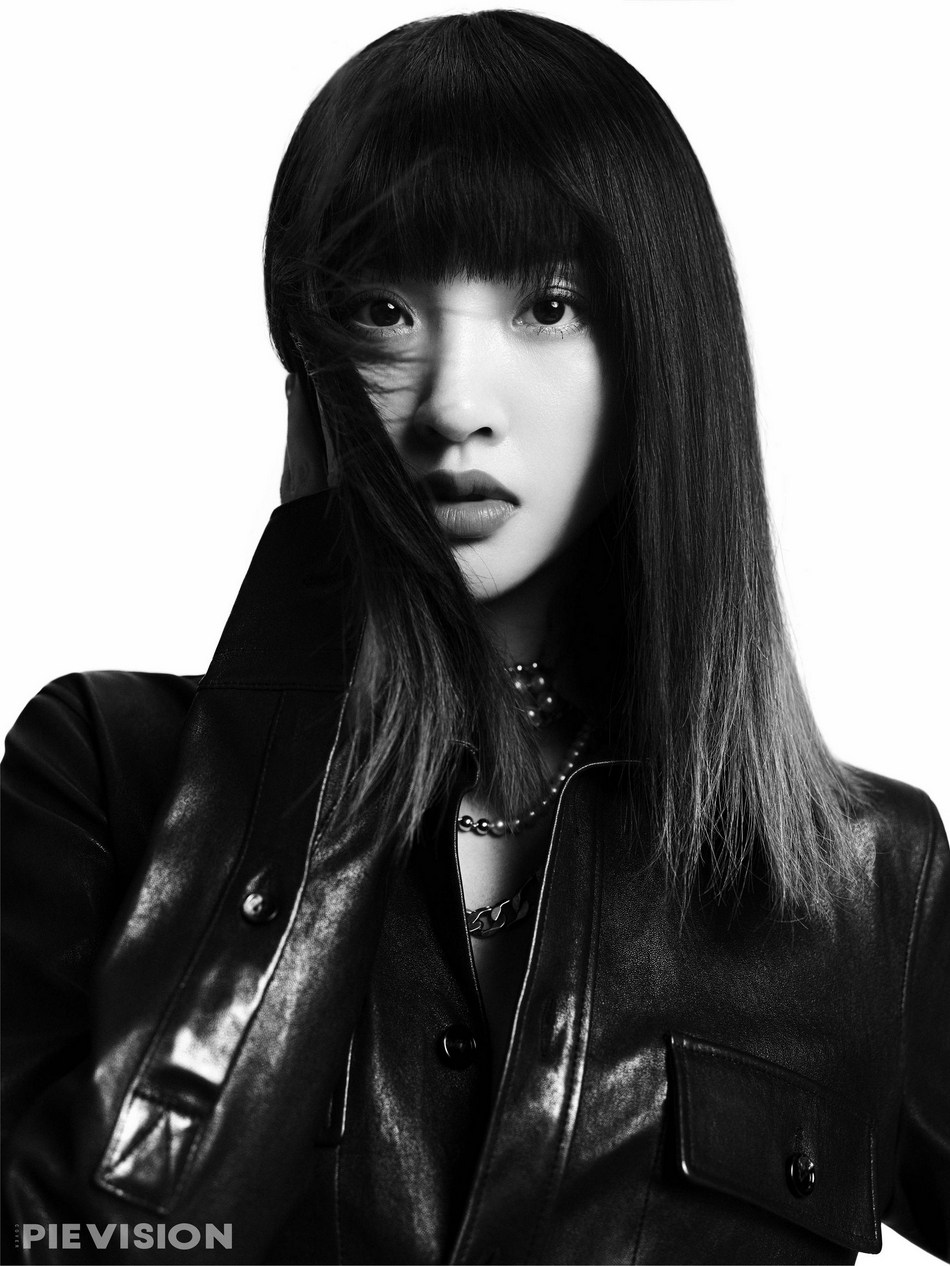 唐艺昕蓝黑渐变造型又酷又飒写真