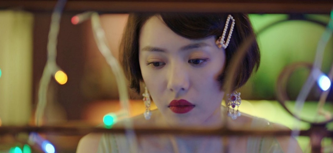 蔡文静新剧短发红唇造型妩媚动人