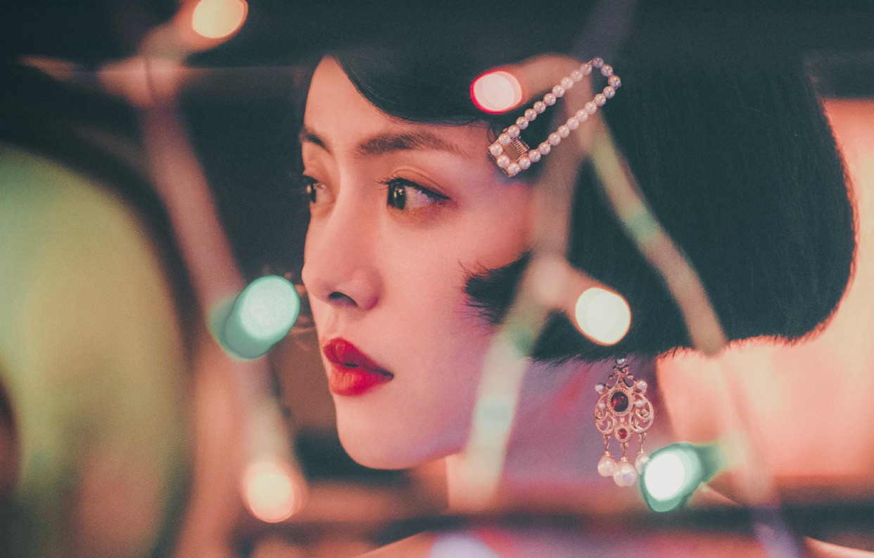 蔡文静新剧短发红唇造型妩媚动人