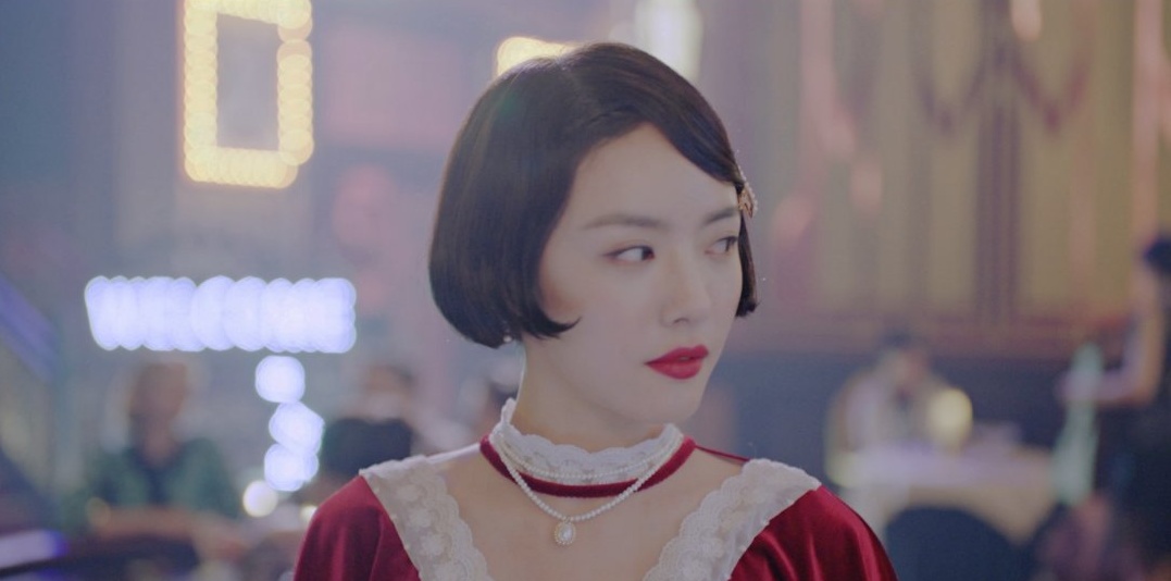 蔡文静新剧短发红唇造型妩媚动人