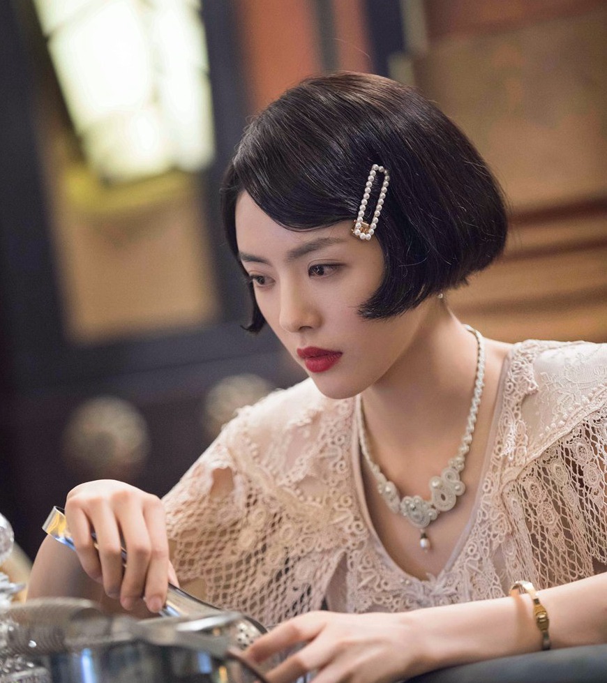 蔡文静新剧短发红唇造型妩媚动人