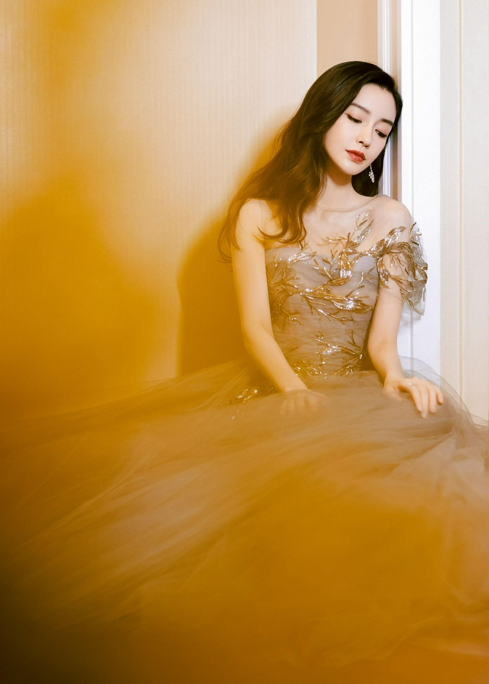 杨颖雾霾紫抹胸纱裙优雅迷人写真