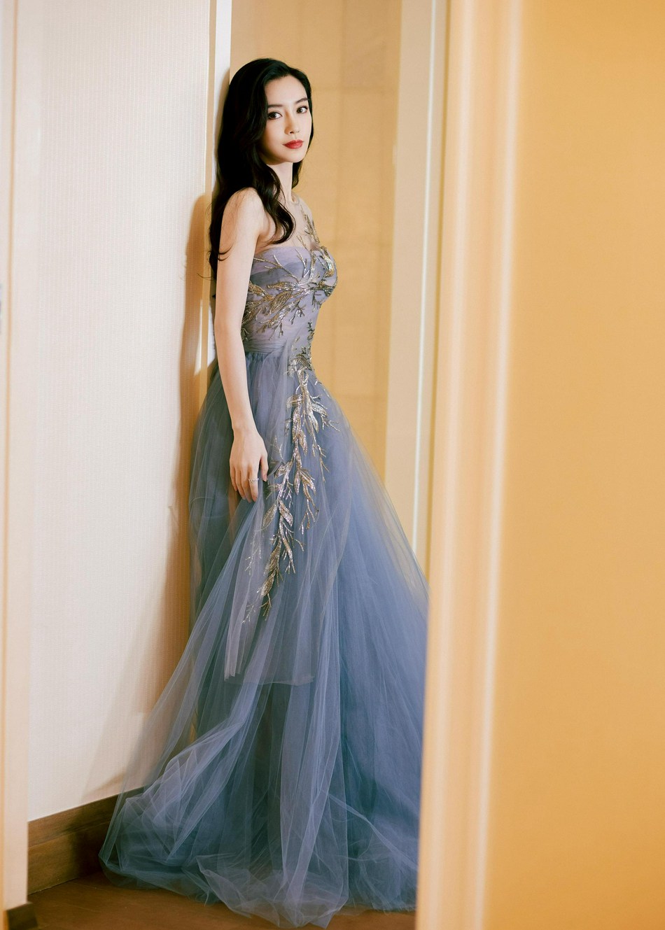 杨颖雾霾紫抹胸纱裙优雅迷人写真