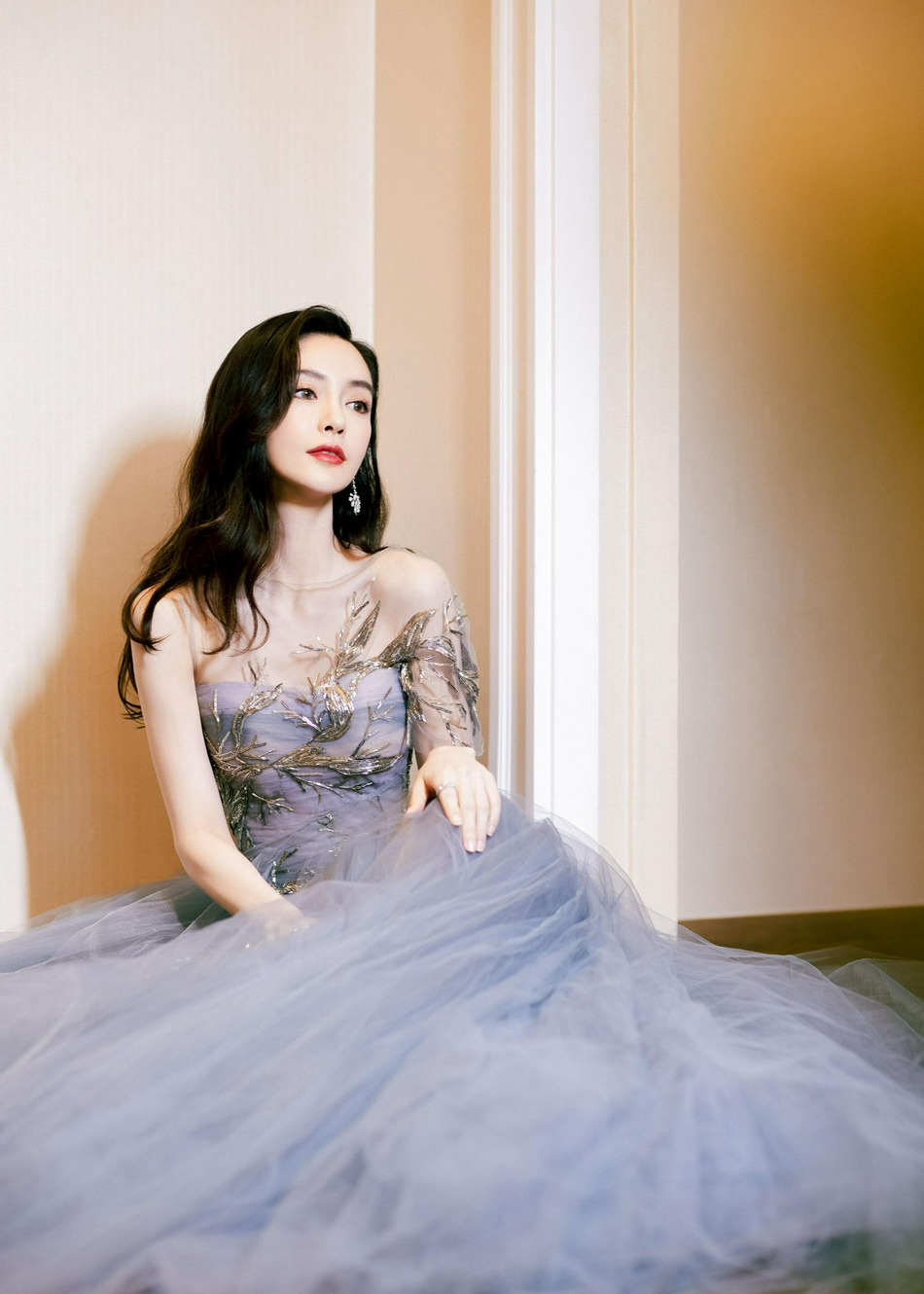 杨颖雾霾紫抹胸纱裙优雅迷人写真