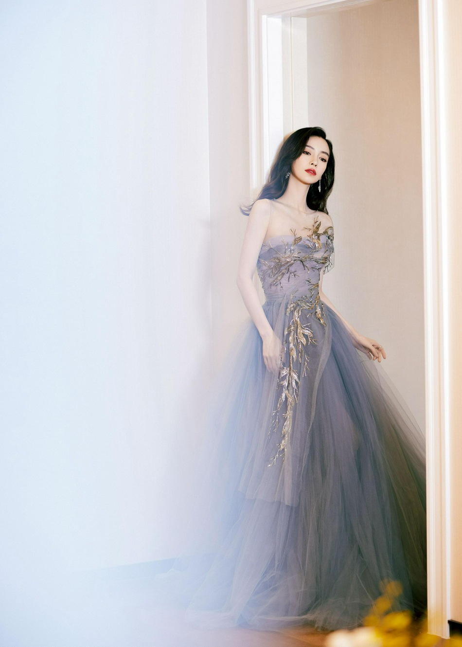 杨颖雾霾紫抹胸纱裙优雅迷人写真