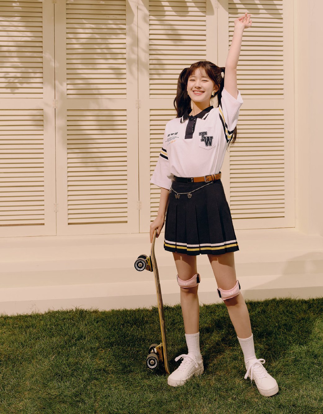 赵露思TeenieWeenie17周年展示特立独行的乖学院风写真