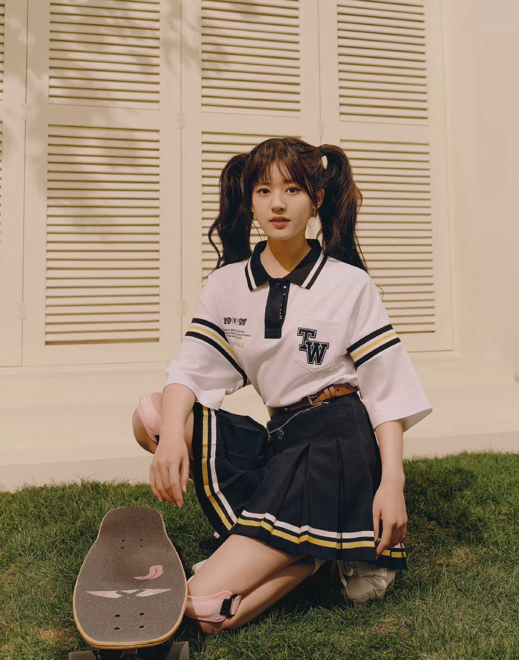 赵露思TeenieWeenie17周年展示特立独行的乖学院风写真