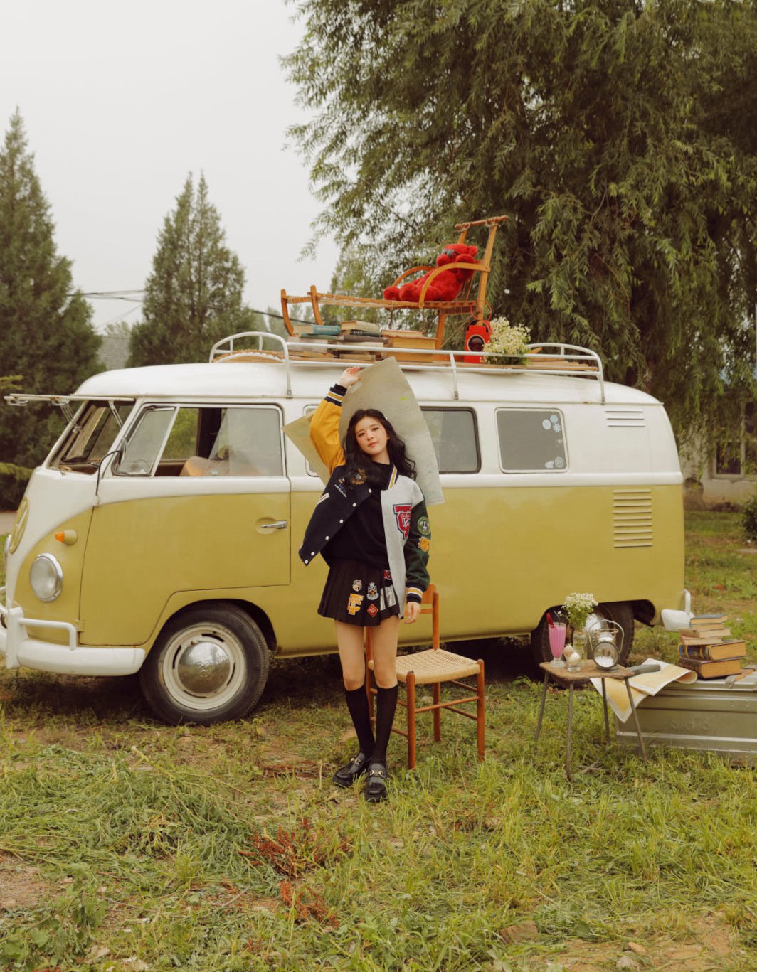 赵露思TeenieWeenie17周年展示特立独行的乖学院风写真