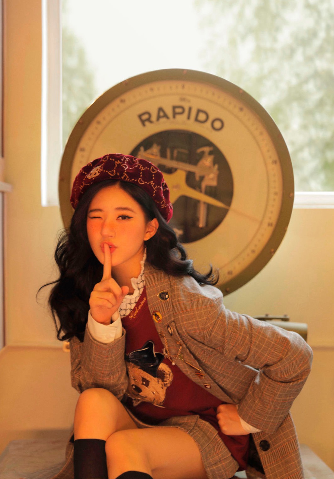 赵露思TeenieWeenie17周年展示特立独行的乖学院风写真