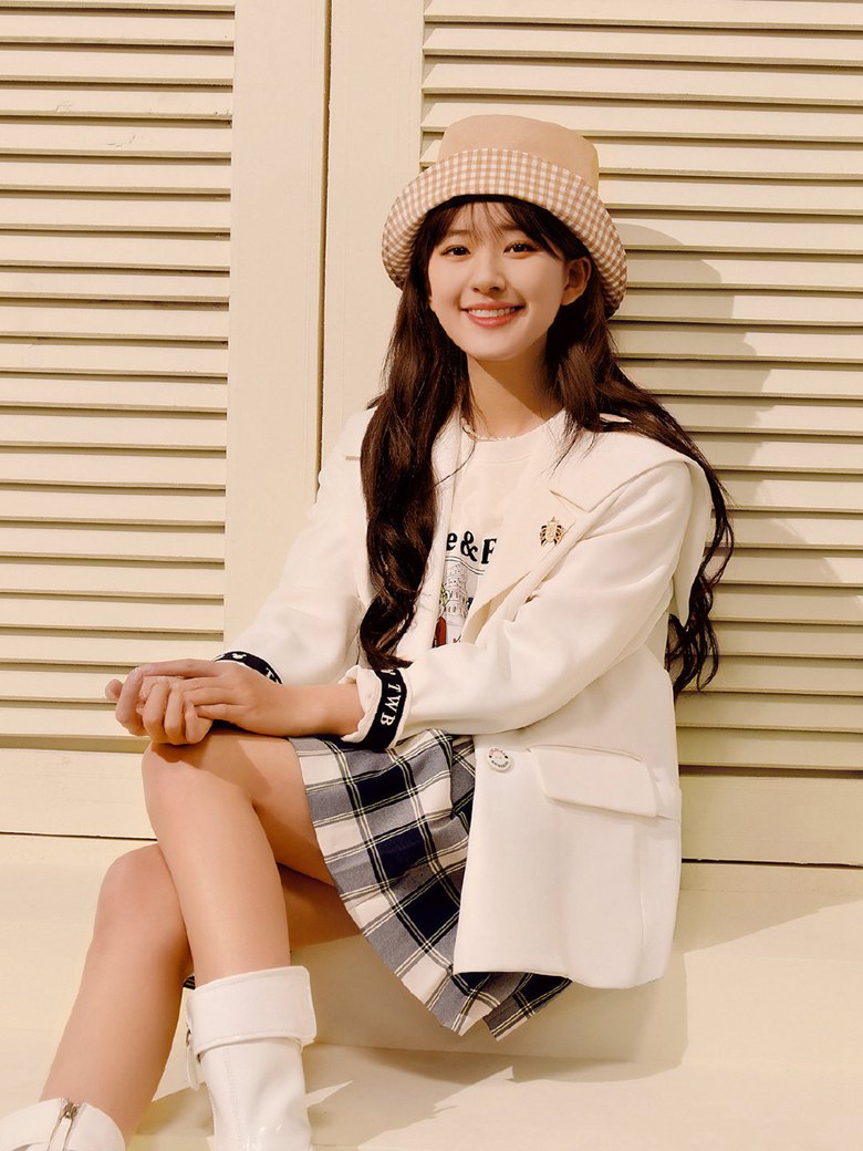 赵露思TeenieWeenie17周年展示特立独行的乖学院风写真