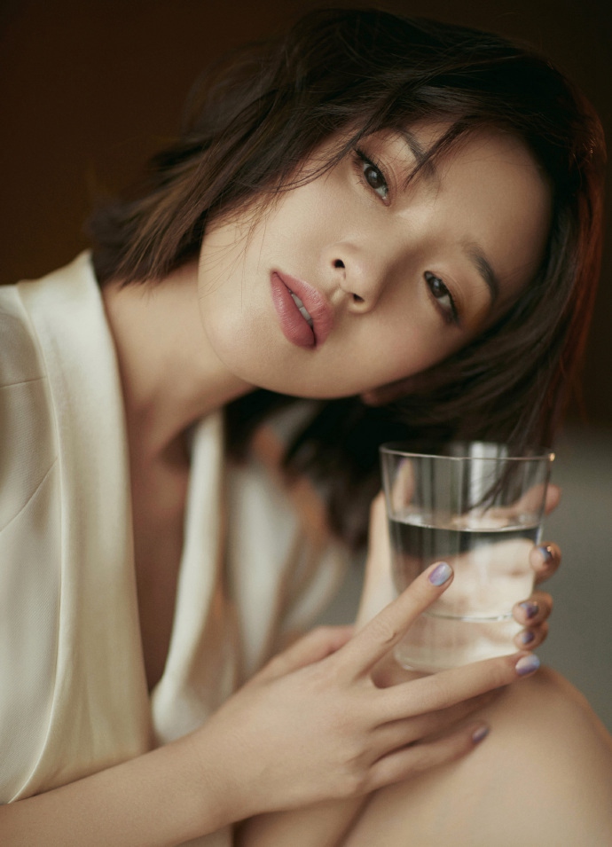 唐艺昕蝴蝶结裙装优雅又迷人写真