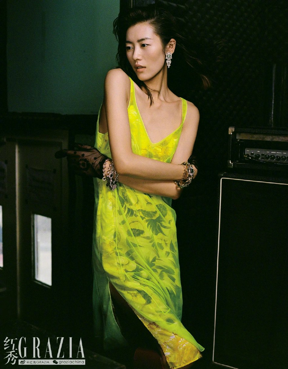 刘雯百变造型又美又飒杂志写真