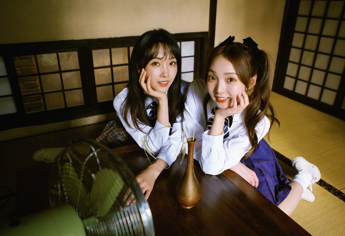 宣璐强东h新歌MV上演闺蜜校服杀青春大片