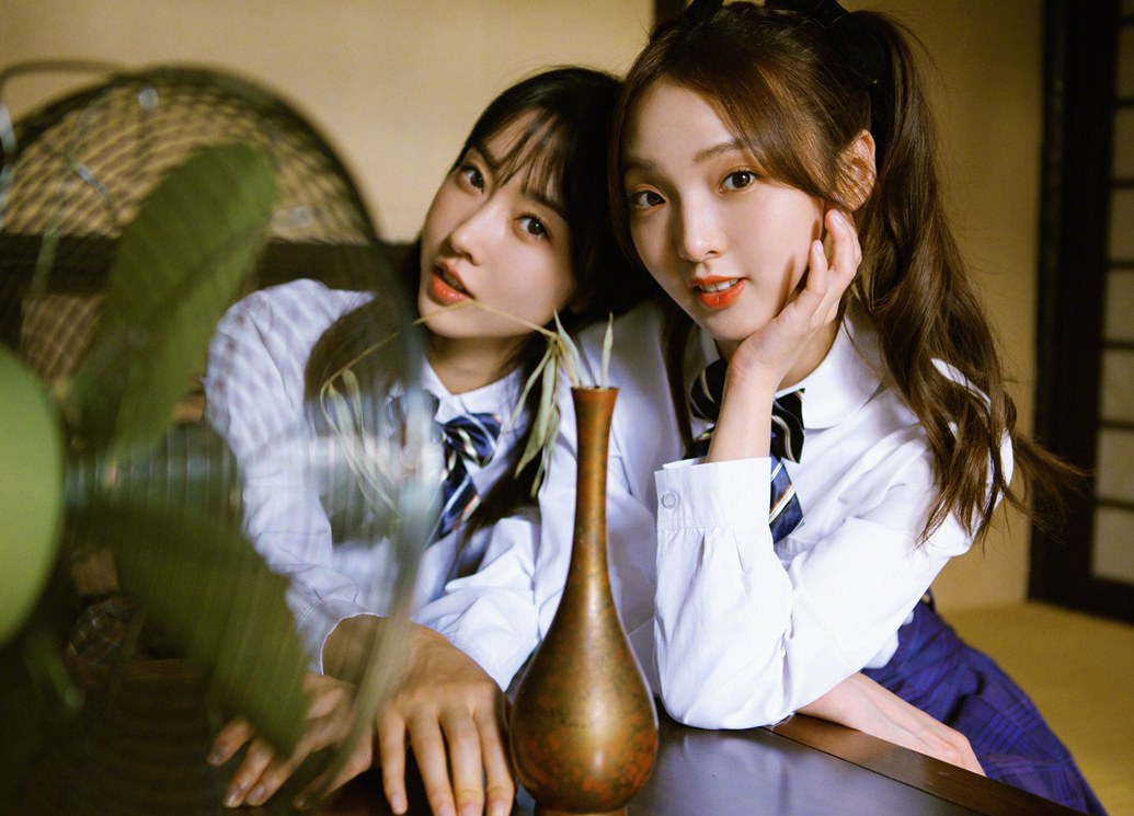 宣璐强东h新歌MV上演闺蜜校服杀青春大片