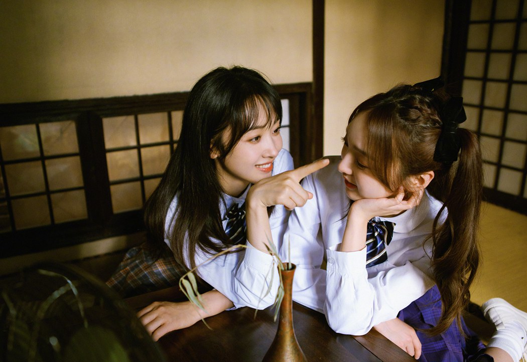 宣璐强东h新歌MV上演闺蜜校服杀青春大片