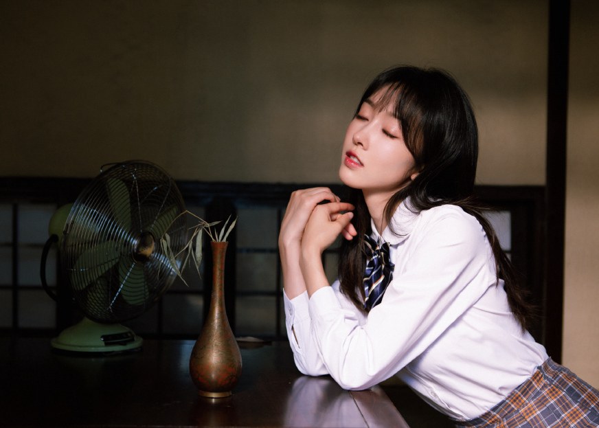 宣璐强东h新歌MV上演闺蜜校服杀青春大片