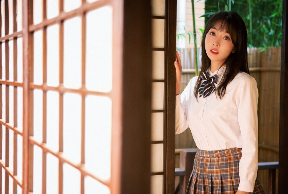 宣璐强东h新歌MV上演闺蜜校服杀青春大片