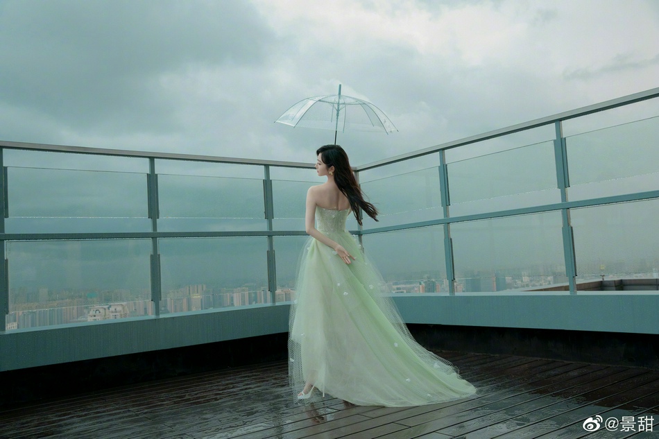 景甜薄荷绿纱裙氛围感满分写真