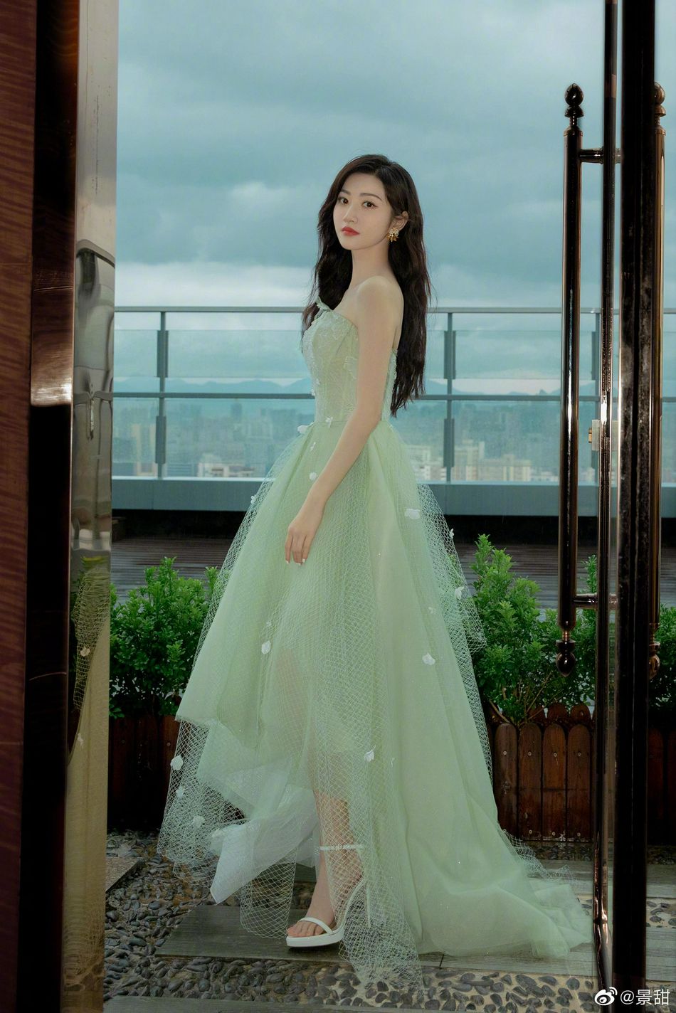 景甜薄荷绿纱裙氛围感满分写真