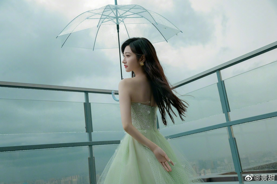 景甜薄荷绿纱裙氛围感满分写真