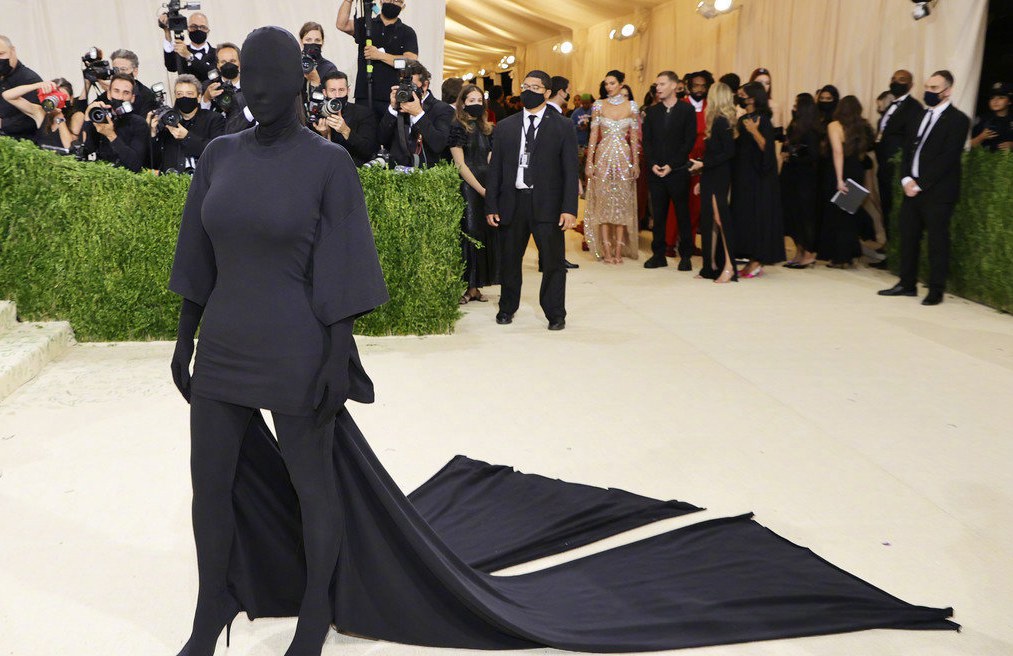卡戴珊全黑蒙面造型现身2021Met Gala红毯照片