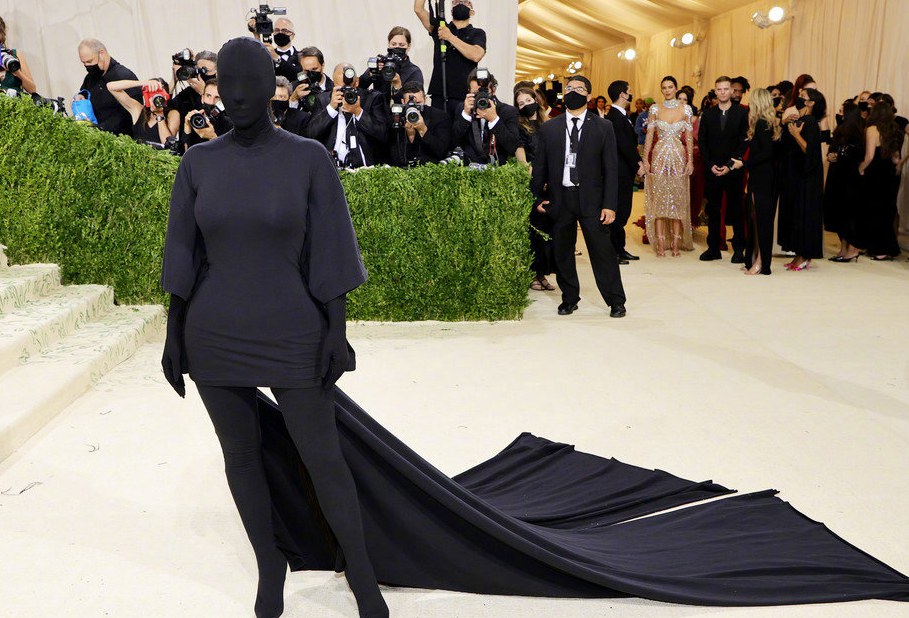 卡戴珊全黑蒙面造型现身2021Met Gala红毯照片