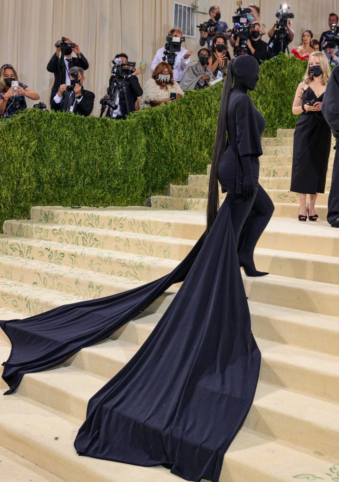 卡戴珊全黑蒙面造型现身2021Met Gala红毯照片