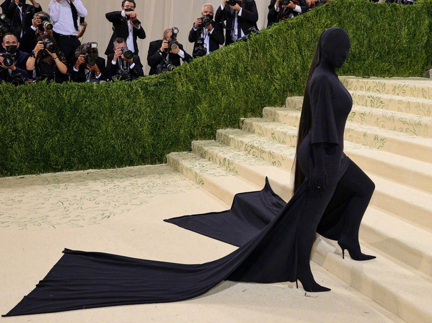 卡戴珊全黑蒙面造型现身2021Met Gala红毯照片