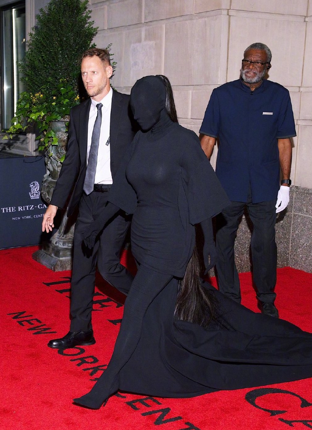 卡戴珊全黑蒙面造型现身2021Met Gala红毯照片