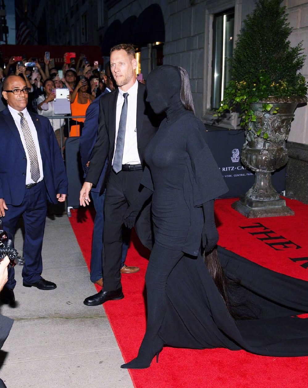 卡戴珊全黑蒙面造型现身2021Met Gala红毯照片