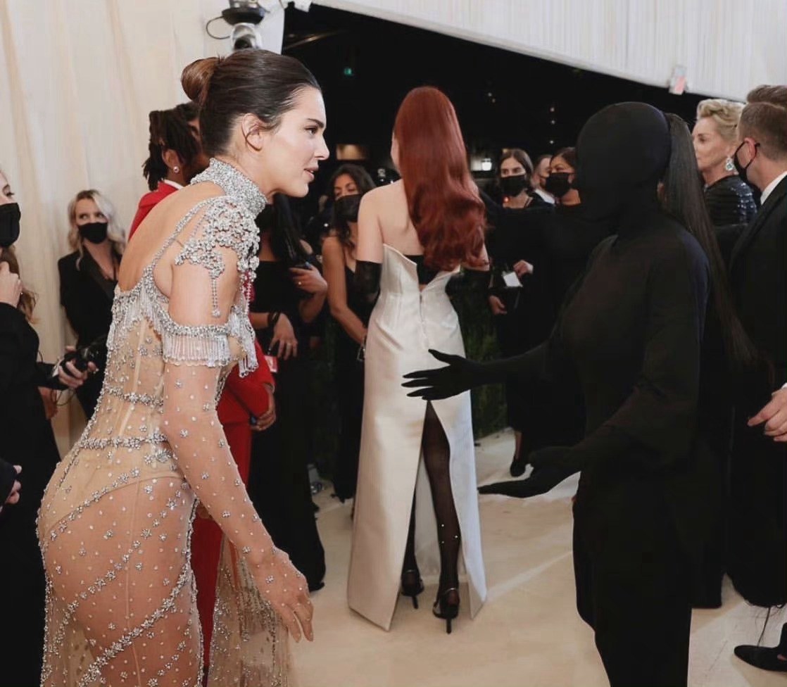 卡戴珊全黑蒙面造型现身2021Met Gala红毯照片