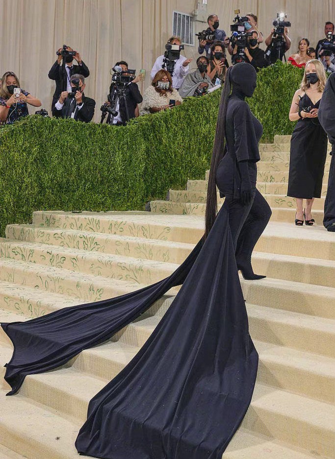 卡戴珊全黑蒙面造型现身2021Met Gala红毯照片