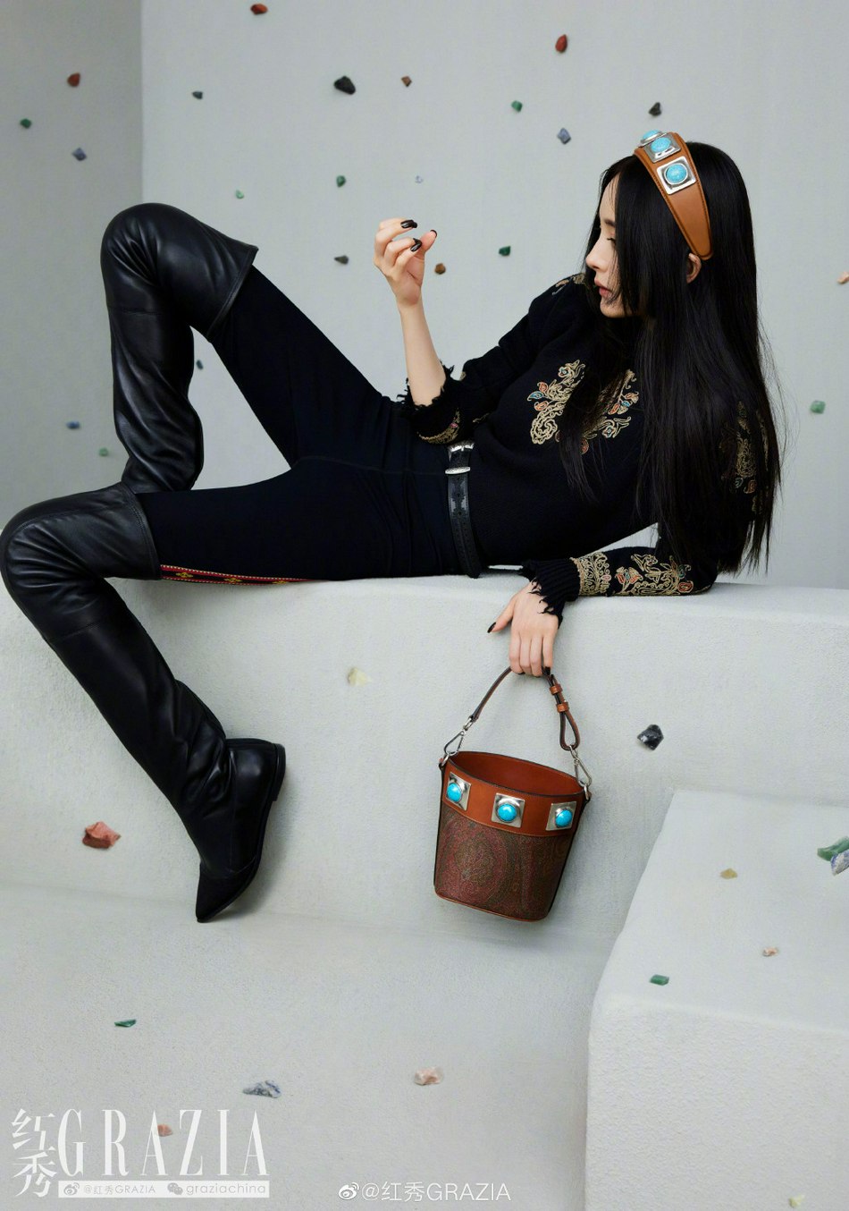 杨幂黑长直发造型复古摩登写真