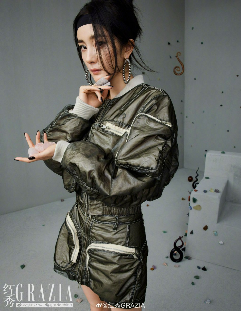 杨幂黑长直发造型复古摩登写真