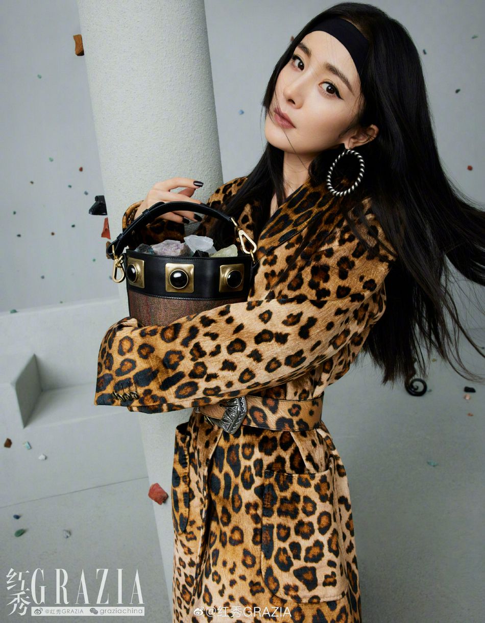 杨幂黑长直发造型复古摩登写真