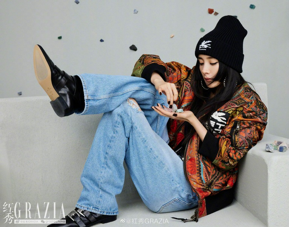 杨幂黑长直发造型复古摩登写真