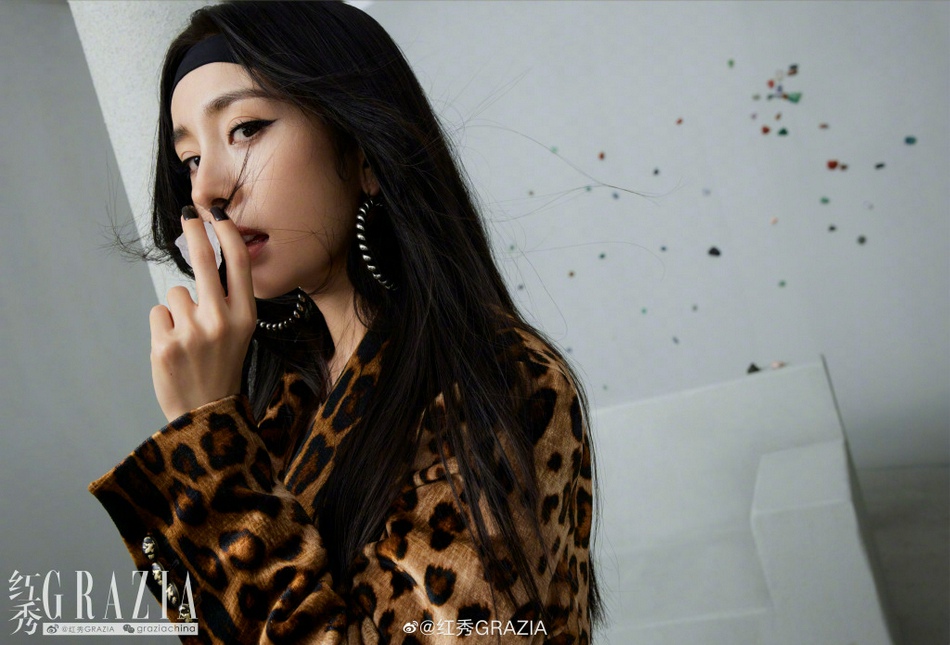 杨幂黑长直发造型复古摩登写真