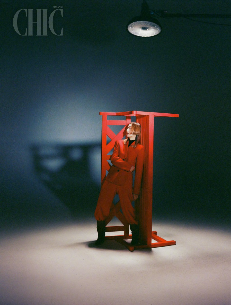 郑秀文夸张造型化身摩登女郎写真