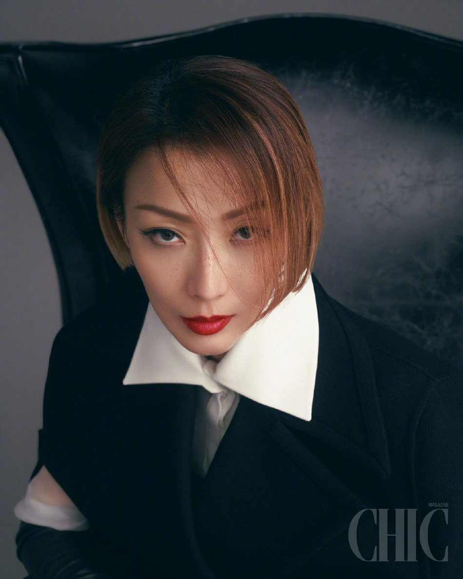 郑秀文夸张造型化身摩登女郎写真