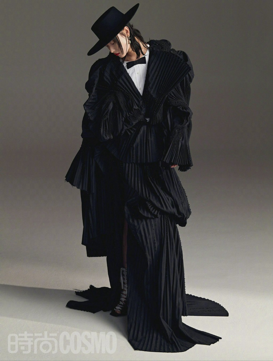 倪妮礼帽造型复古摩登杂志写真