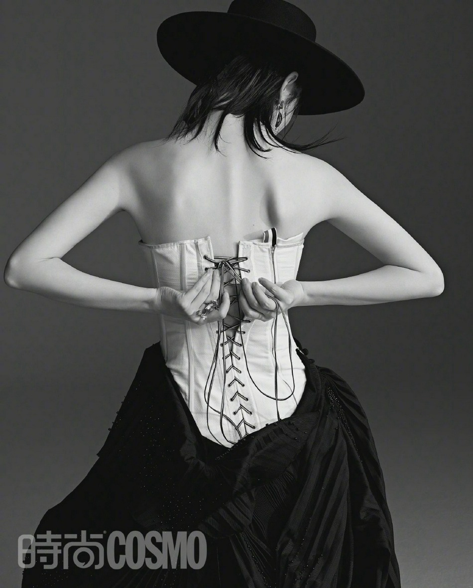 倪妮礼帽造型复古摩登杂志写真