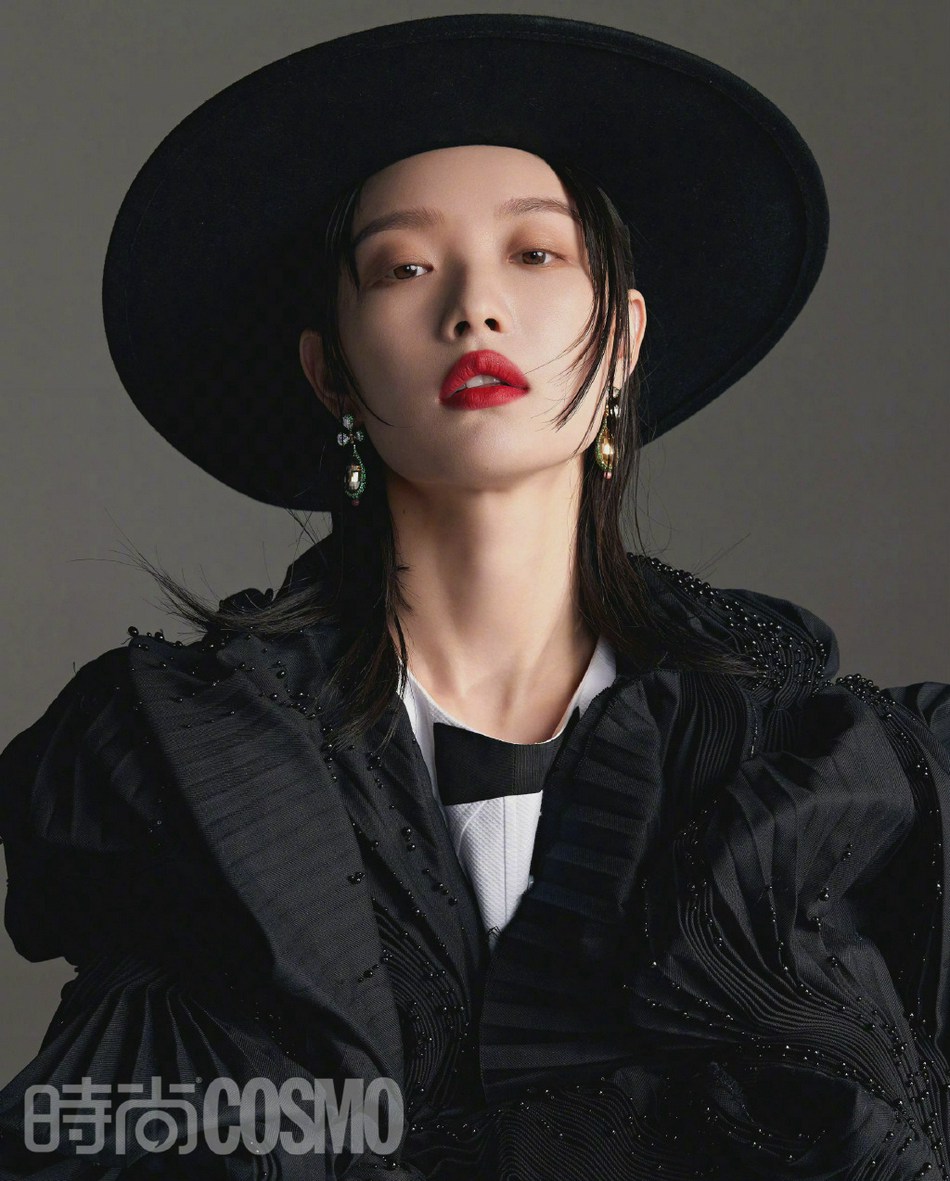 倪妮礼帽造型复古摩登杂志写真