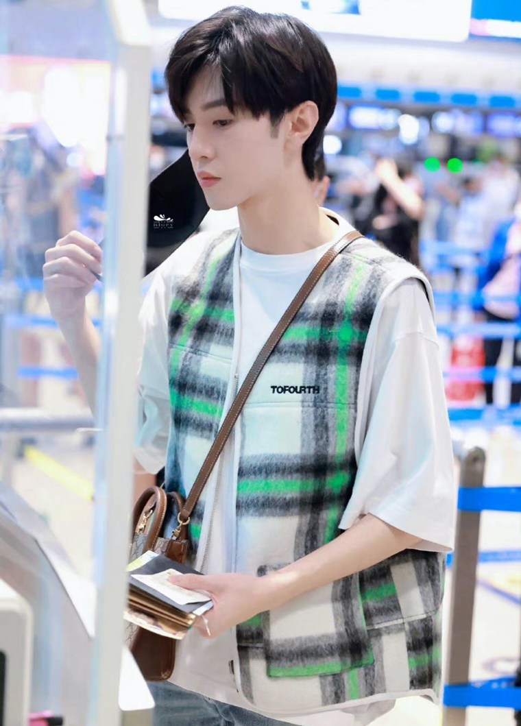 陈哲远录制快本绿色格纹马甲清新帅气照片