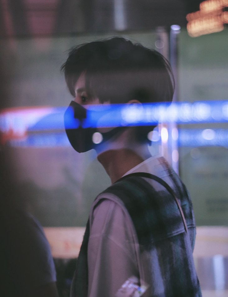 陈哲远录制快本绿色格纹马甲清新帅气照片