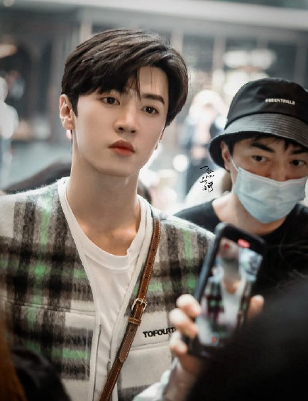 陈哲远录制快本绿色格纹马甲清新帅气照片