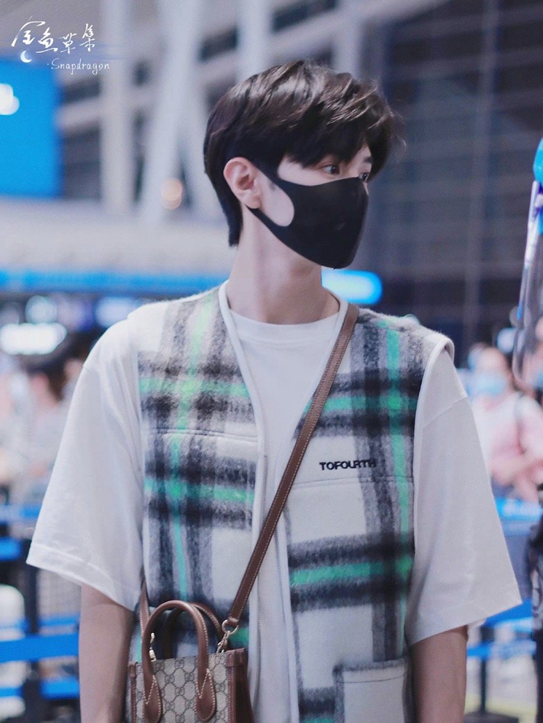 陈哲远录制快本绿色格纹马甲清新帅气照片