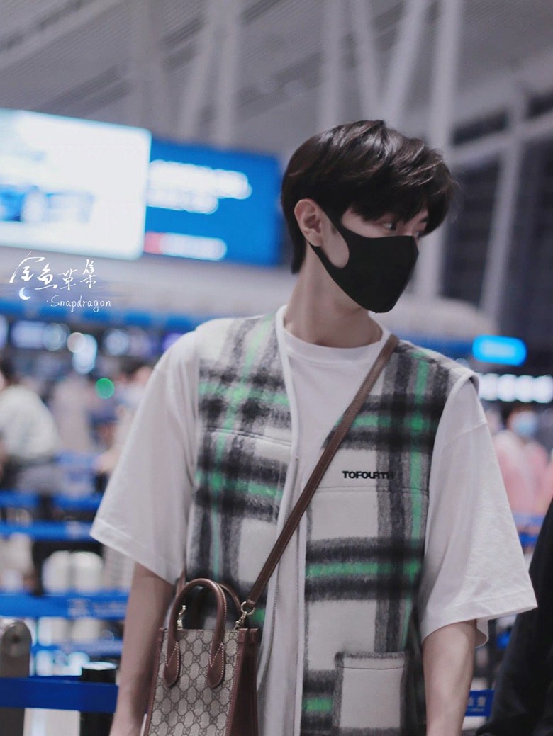 陈哲远录制快本绿色格纹马甲清新帅气照片