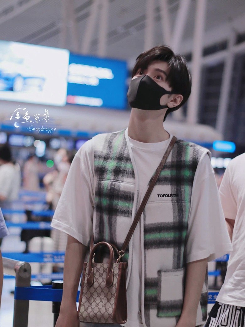 陈哲远录制快本绿色格纹马甲清新帅气照片