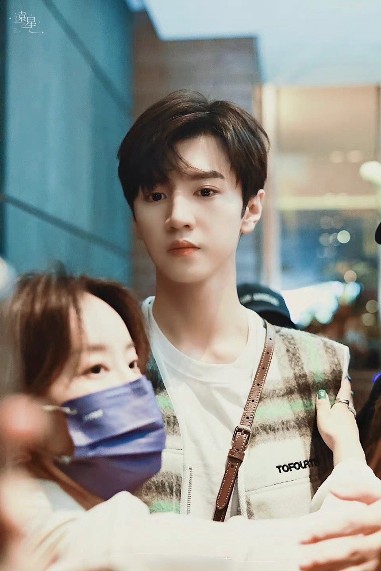 陈哲远录制快本绿色格纹马甲清新帅气照片